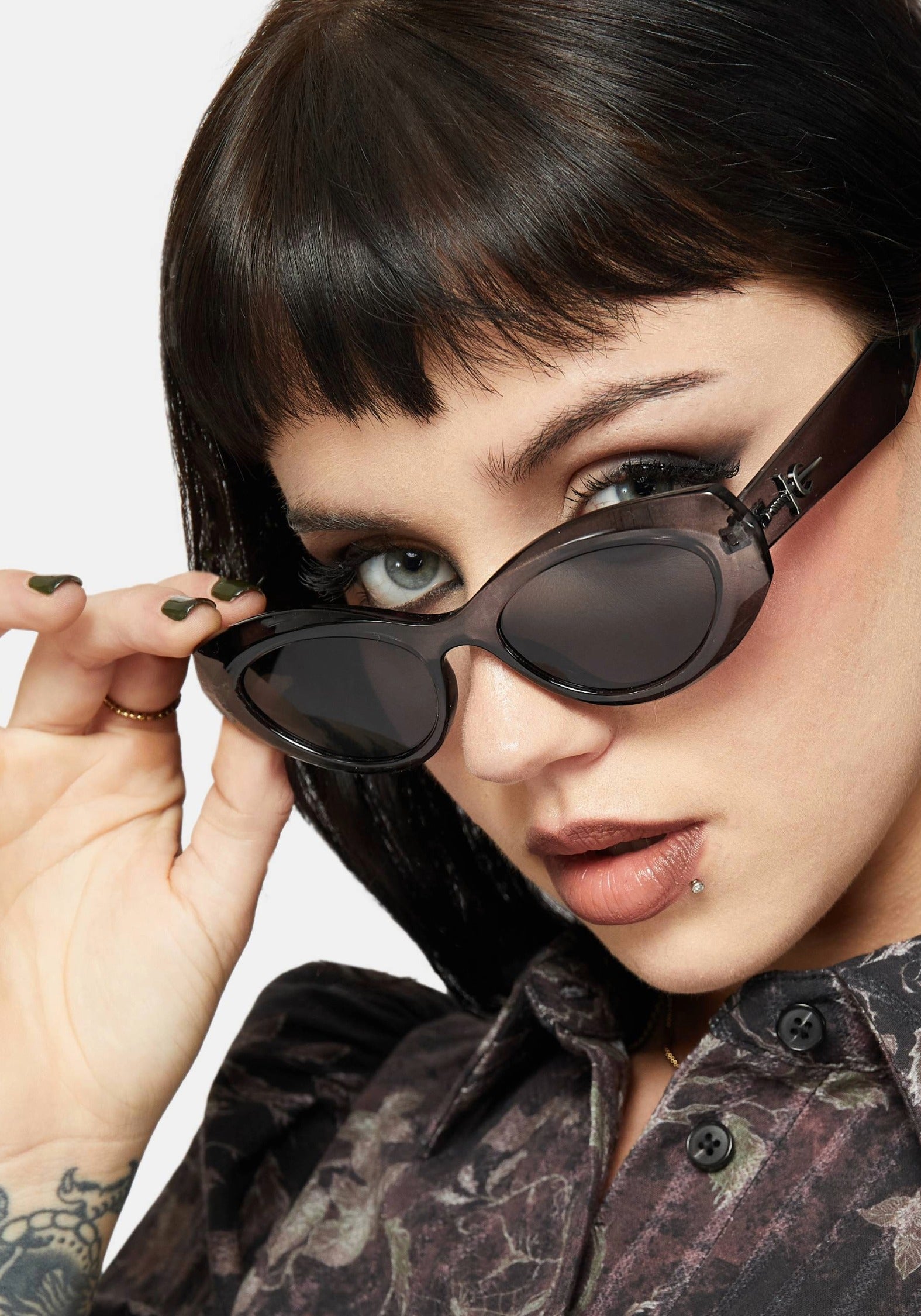 AC3340_SABREDAGGEROVALSUNGLASSES_1crop