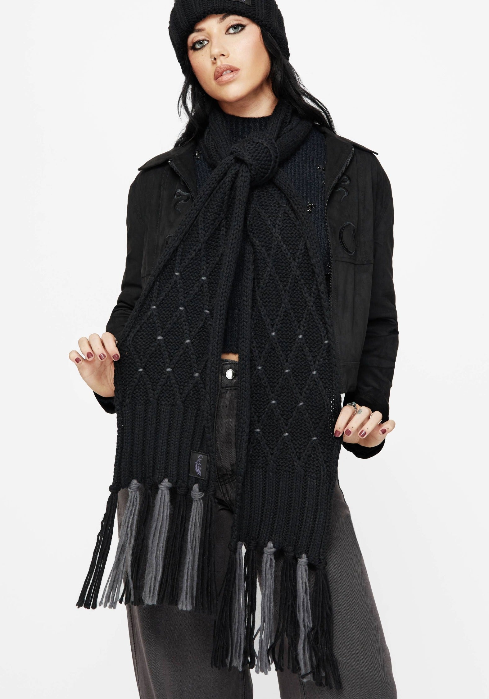 AC3829_LAYLACRISSCROSSBLACKSCARF_1CROP