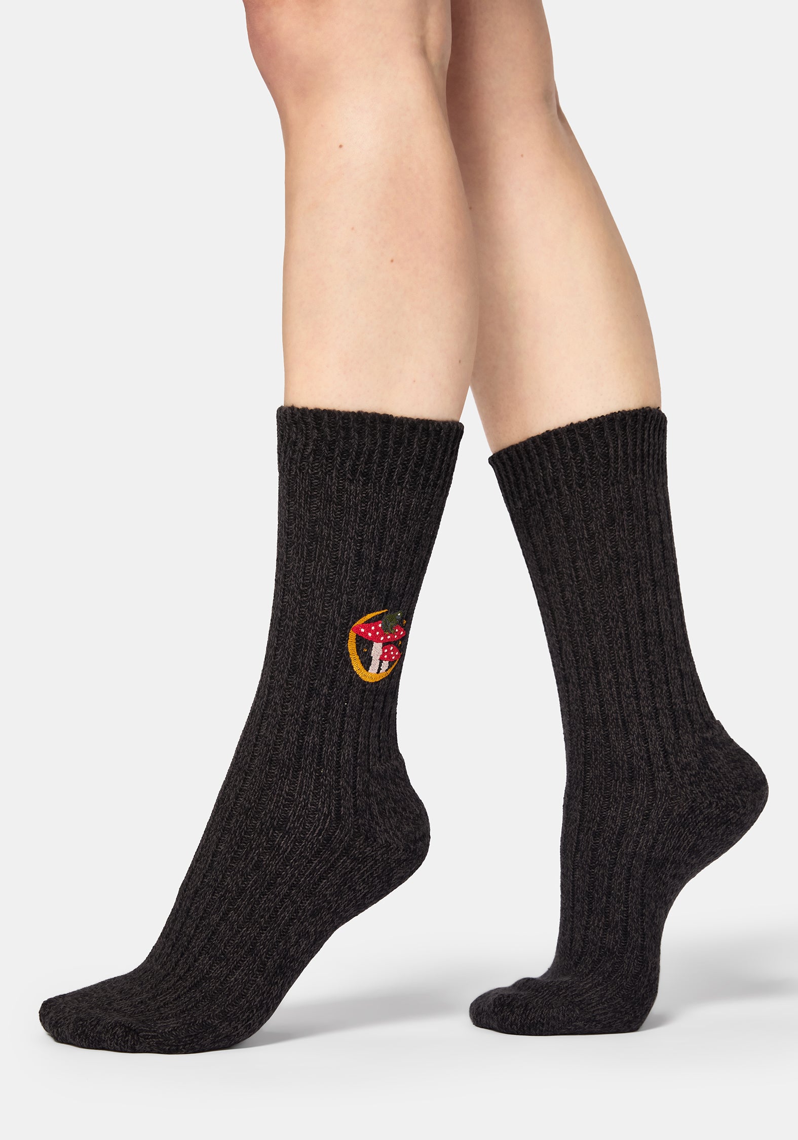 AC4614_SWAMPLIFEEMBROIDEREDKNITSOCKS2